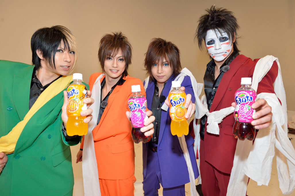 「ファンタ」を手にポーズを決めるも、どこか疲れ気味のゴールデンボンバー。