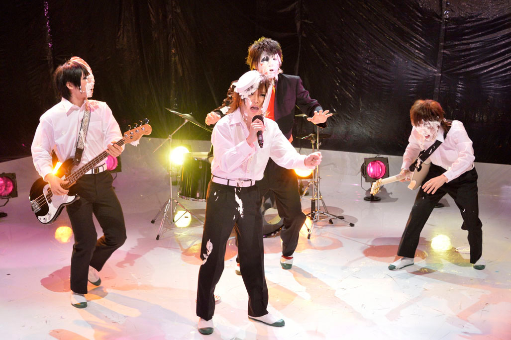 ヒント動画「また君のパイを避けられなかった」撮影中の様子。