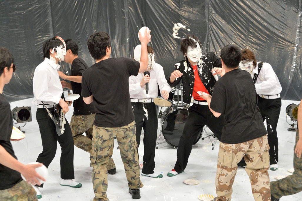 ヒント動画「また君のパイを避けられなかった」撮影中の様子。