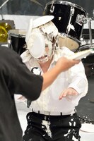 クリームで視界を遮られた鬼龍院翔（Vo-karu）。