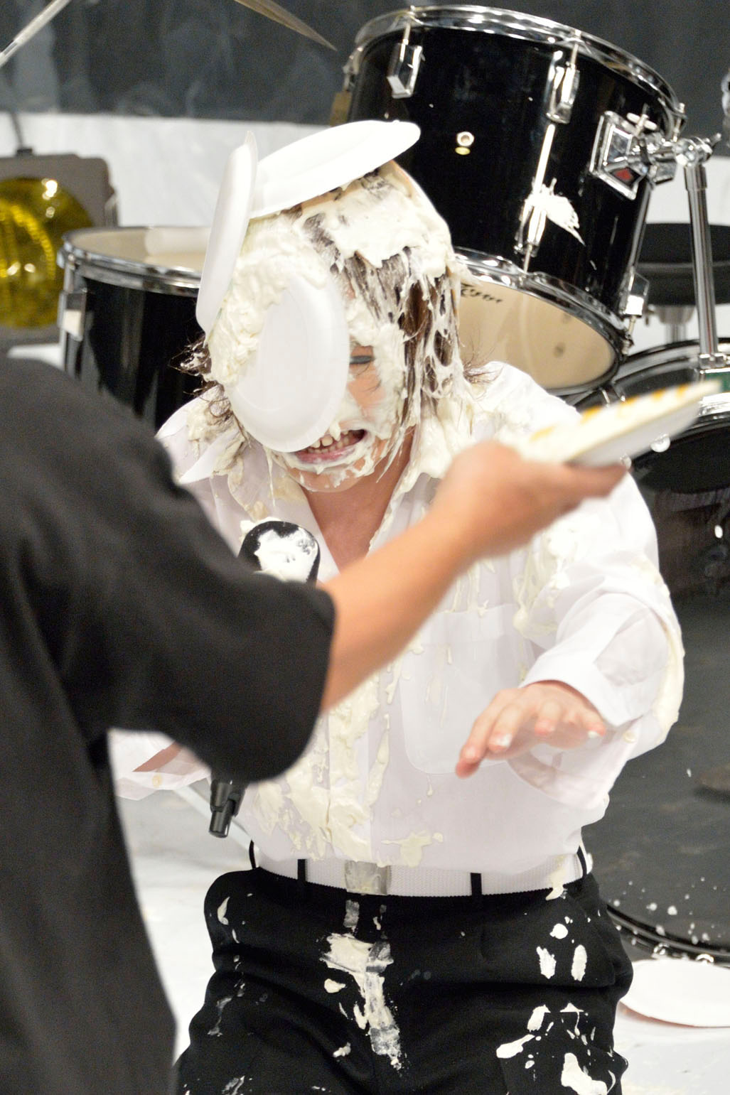 クリームで視界を遮られた鬼龍院翔（Vo-karu）。