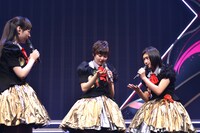 「踊るガリ勉中学生」の前に挟まれた謎の寸劇。小林歌穂（右）は手相を見たがるおじいさんに。