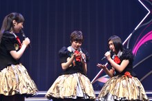 「踊るガリ勉中学生」の前に挟まれた謎の寸劇。小林歌穂（右）は手相を見たがるおじいさんに。