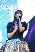 オリジナルソロナンバー「できるかな？」を歌う松野莉奈。