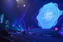 新曲「幸せの貼り紙はいつも背中に」ではエビ中メンバーが寝転んで歌う場面も。