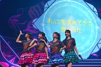 新曲「幸せの貼り紙はいつも背中に」を歌う私立恵比寿中学。