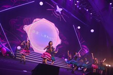 新曲「幸せの貼り紙はいつも背中に」を歌う私立恵比寿中学。