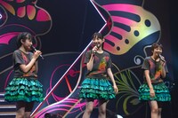 左から柏木ひなた、松野莉奈、安本彩花。