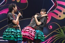 抱き合う星名美怜（中央）と松野莉奈（右）。