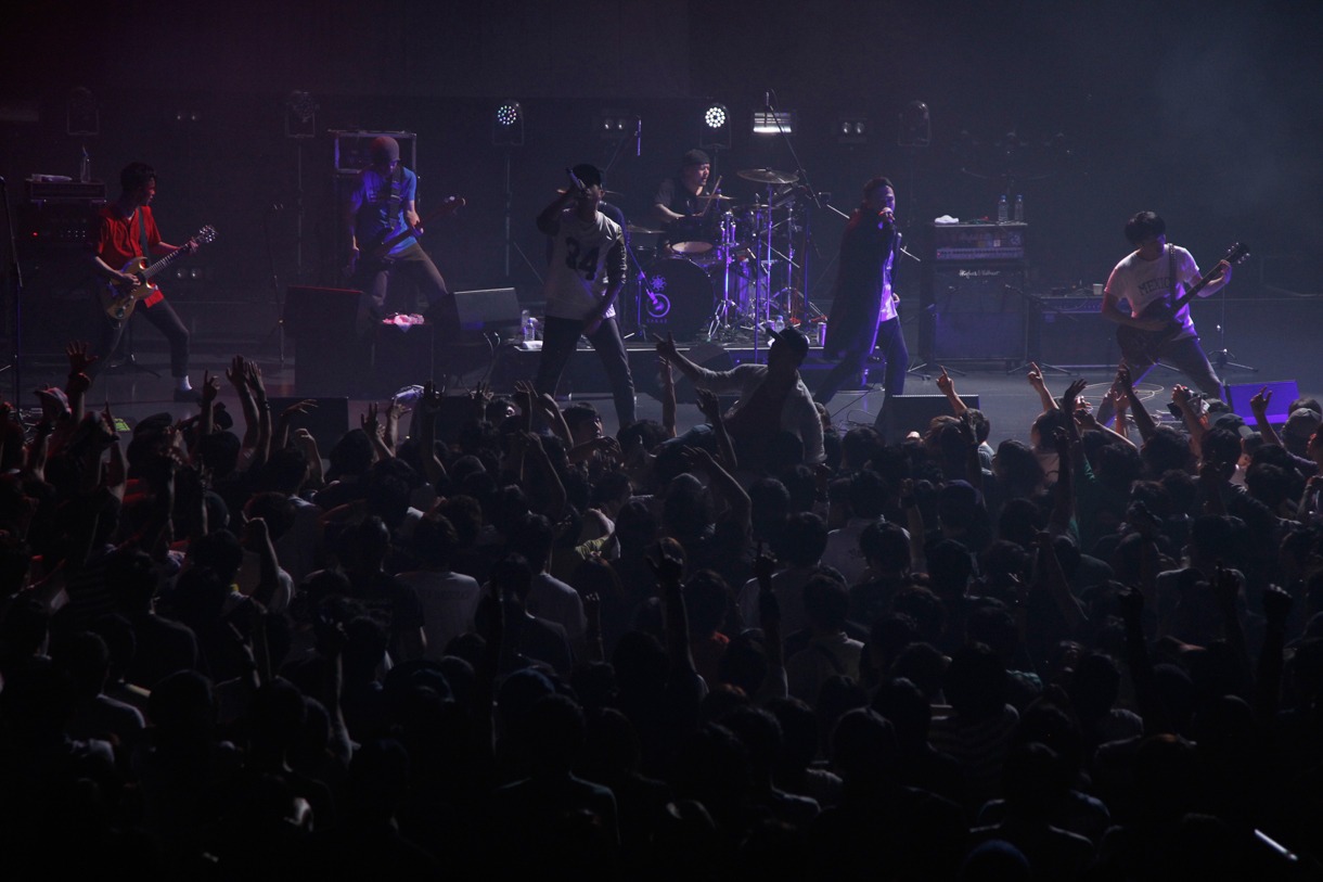 「Broccasion Live TOKYO」よりBACK DROP BOMBのパフォーマンスの様子。（Photo By 又来純）