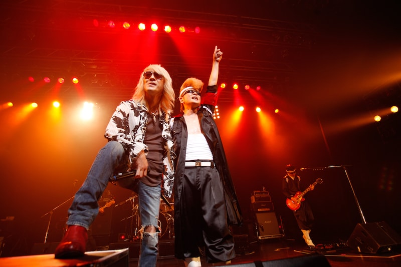 「D'ERLANGER vs 氣志團~13日の金曜日の陶酔~」で共演したkyo(Vo / D'ERLANGER)と綾小路翔(Dragon Voice / 氣志團)。