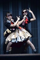 エビーダダになりきる小林歌穂＆中山莉子。