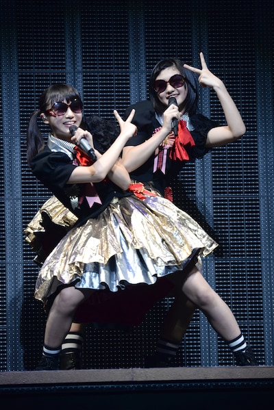 エビーダダになりきる小林歌穂＆中山莉子。