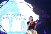 オリジナルソロナンバー「できるかな？」を歌う松野莉奈。