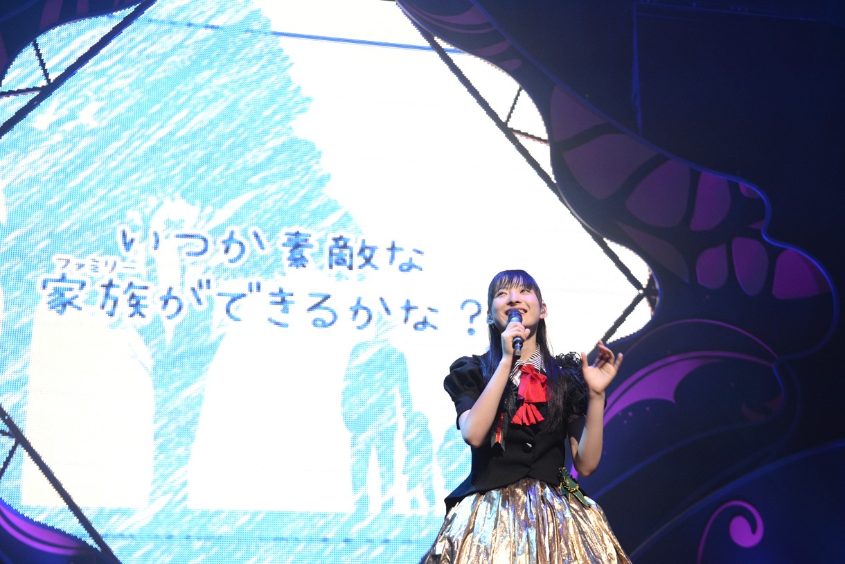 オリジナルソロナンバー「できるかな？」を歌う松野莉奈。
