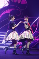 手をつなぐ真山りか（左）と安本彩花（右）。