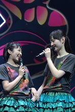 ラスト2公演でソロによる新曲を披露した柏木ひなた（左）と松野莉奈（右）。