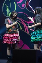 じゃれる小林歌穂（左）と廣田あいか（右）。