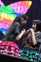 じゃれる中山莉子（左）と柏木ひなた（右）。