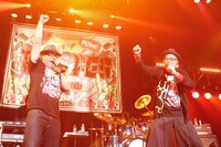 カンニング竹山とツインボーカルで「日本印度化計画」を歌う大槻ケンヂ。