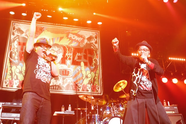 カンニング竹山とツインボーカルで「日本印度化計画」を歌う大槻ケンヂ。