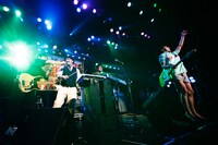 カンニング竹山を呼び込んで「ロックンロールは鳴り止まないっ」をセッションした神聖かまってちゃん。