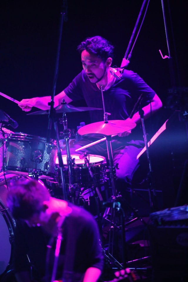 対馬祥太郎（Dr）（Photo by Hajime Kamiiisaka）