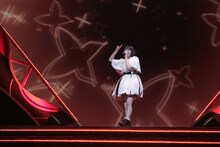 仙台公演でソロ曲「ファンタスティックベイビーラブ」を歌う柏木ひなた。