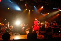 「吉澤嘉代子デビューAL『変身少女』リリースパーティー ～嘉代子、メタモルフォーゼ！～」の様子。