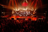 「D'ERLANGER vs 氣志團～13日の金曜日の陶酔～」氣志團のライブの様子。