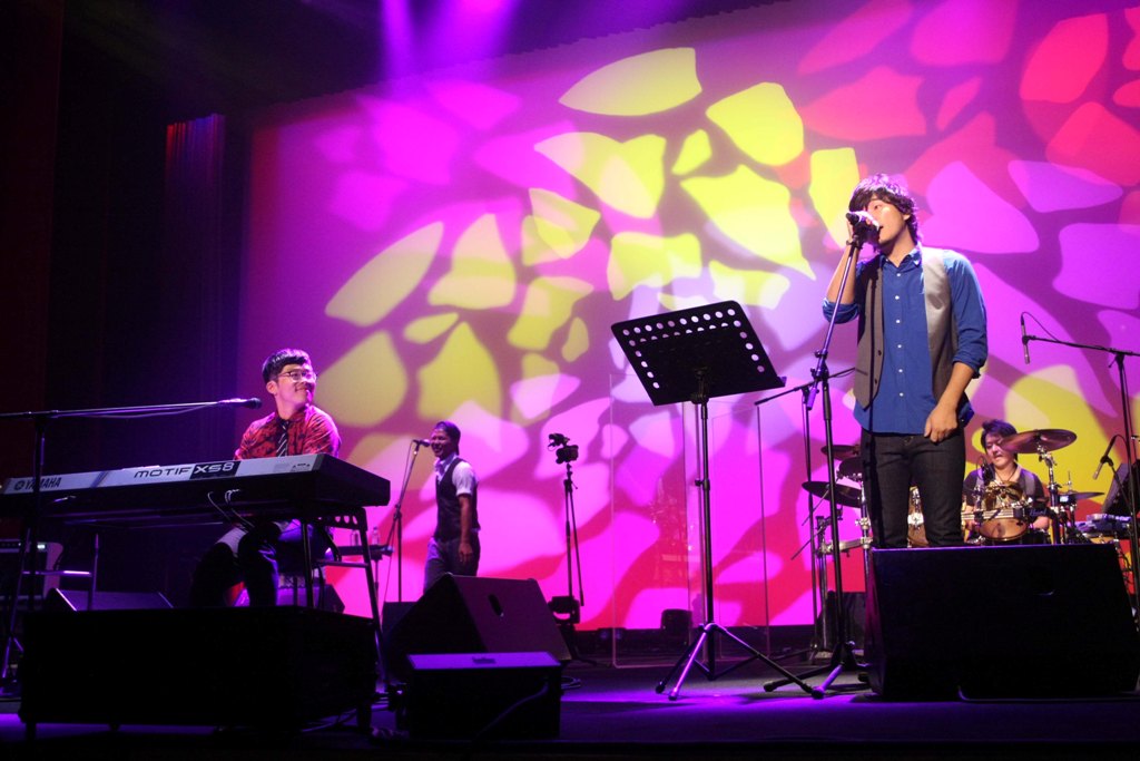 左からさかいゆう、秦基博。