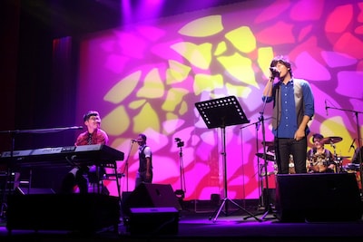 左からさかいゆう、秦基博。