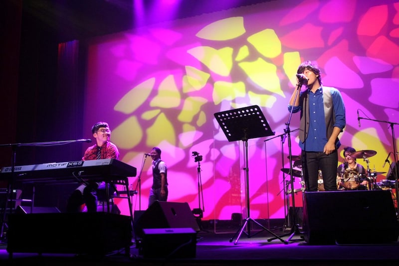 左からさかいゆう、秦基博。