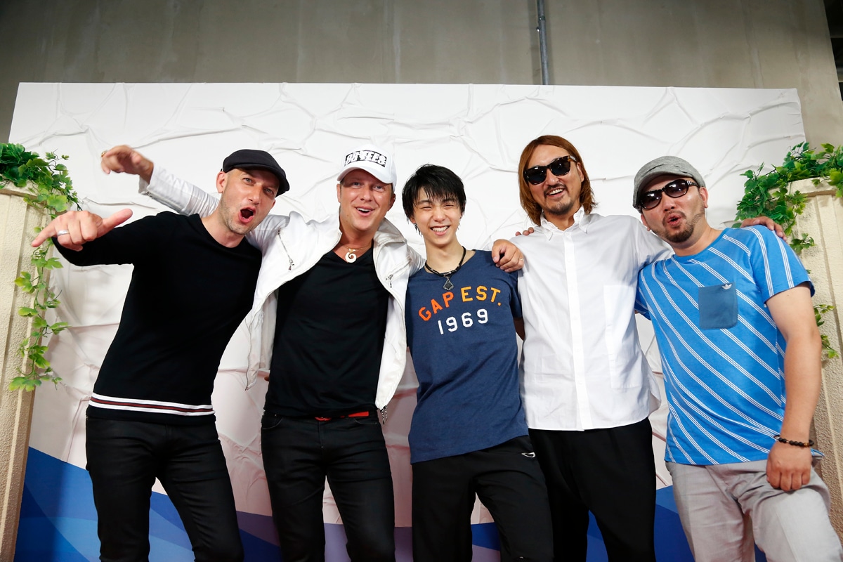 羽生結弦選手（中央）とMONKEY MAJIK。