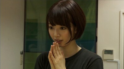 橋本奈々未の個人PVのワンシーン。