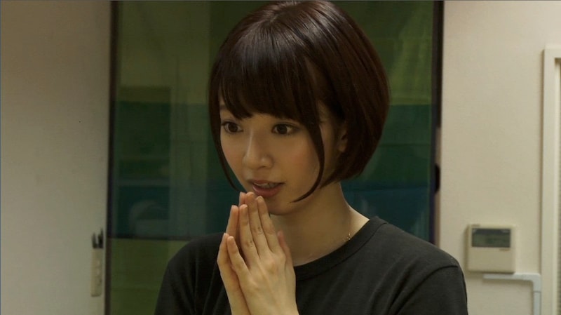 橋本奈々未の個人PVのワンシーン。