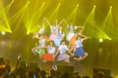 新曲「向日葵」のラストシーンで向日葵を表現するクルーたち。