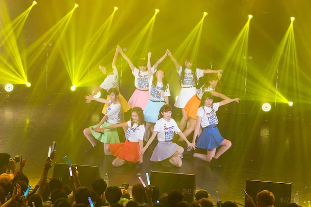 新曲「向日葵」のラストシーンで向日葵を表現するクルーたち。