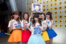 横さんゴジラと撮影する岩村捺未、安斉奈緒美、増井みお、森詩織、藤本有紀美。