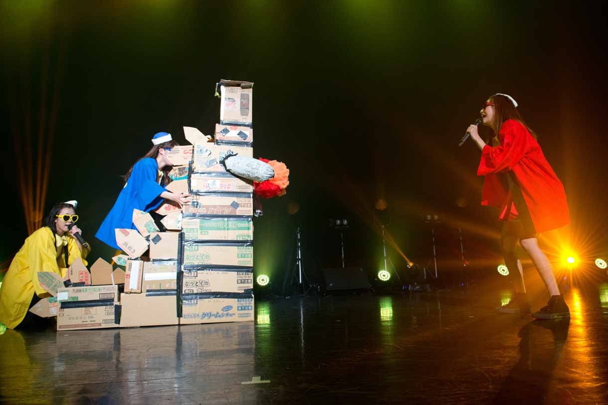 はっちゃけ隊がダンボールで作った横さんゴジラの登場シーン。