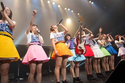 1部のラストで横山明裕に対して「ありがとうございました！」と感謝の気持ちを叫ぶPASSPO☆。