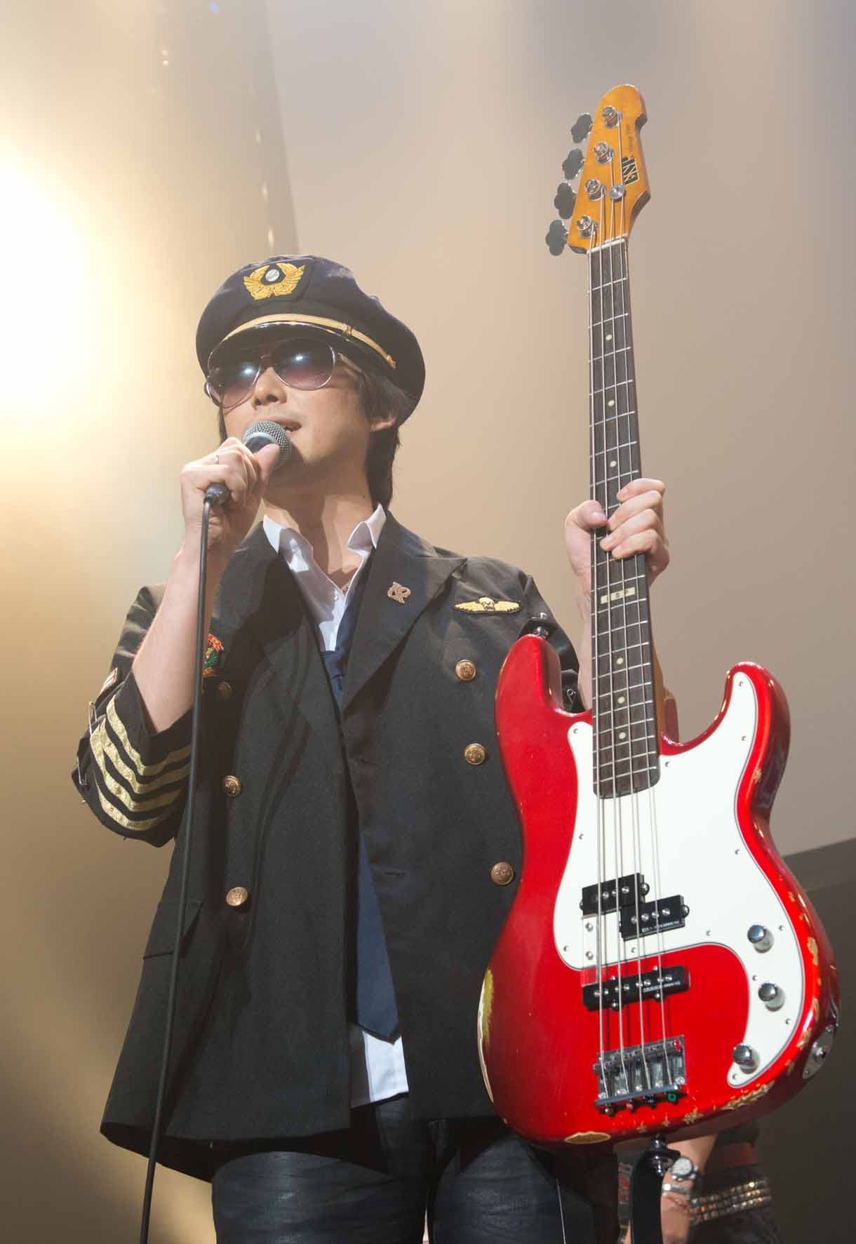 横山明裕のベースを増井みおに渡しにきたペンネとアラビアータ機長。