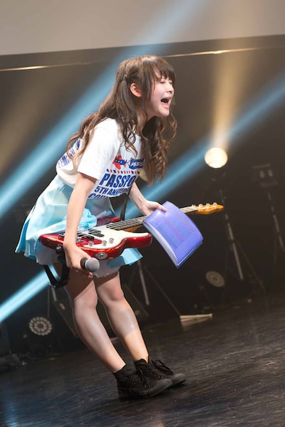 横山明裕のベースを受け継ぎ「ありがとうございました！」と叫ぶ増井みお。