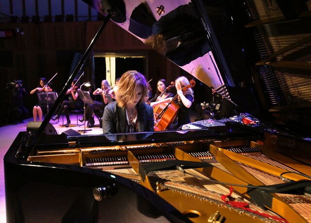 「YOSHIKI CLASSICAL WORLD TOUR 2014」東京・東京芸術劇場公演の様子。