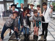 「僕らの音楽」収録時のきただにひろしとAAA。