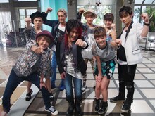 「僕らの音楽」収録時のきただにひろしとAAA。