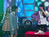 「新堂本兄弟」収録終了後に行われたシシド・カフカの誕生祝いの様子。