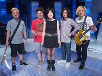 「MUSIC FAIR」収録時の岸谷香とバンドメンバー。