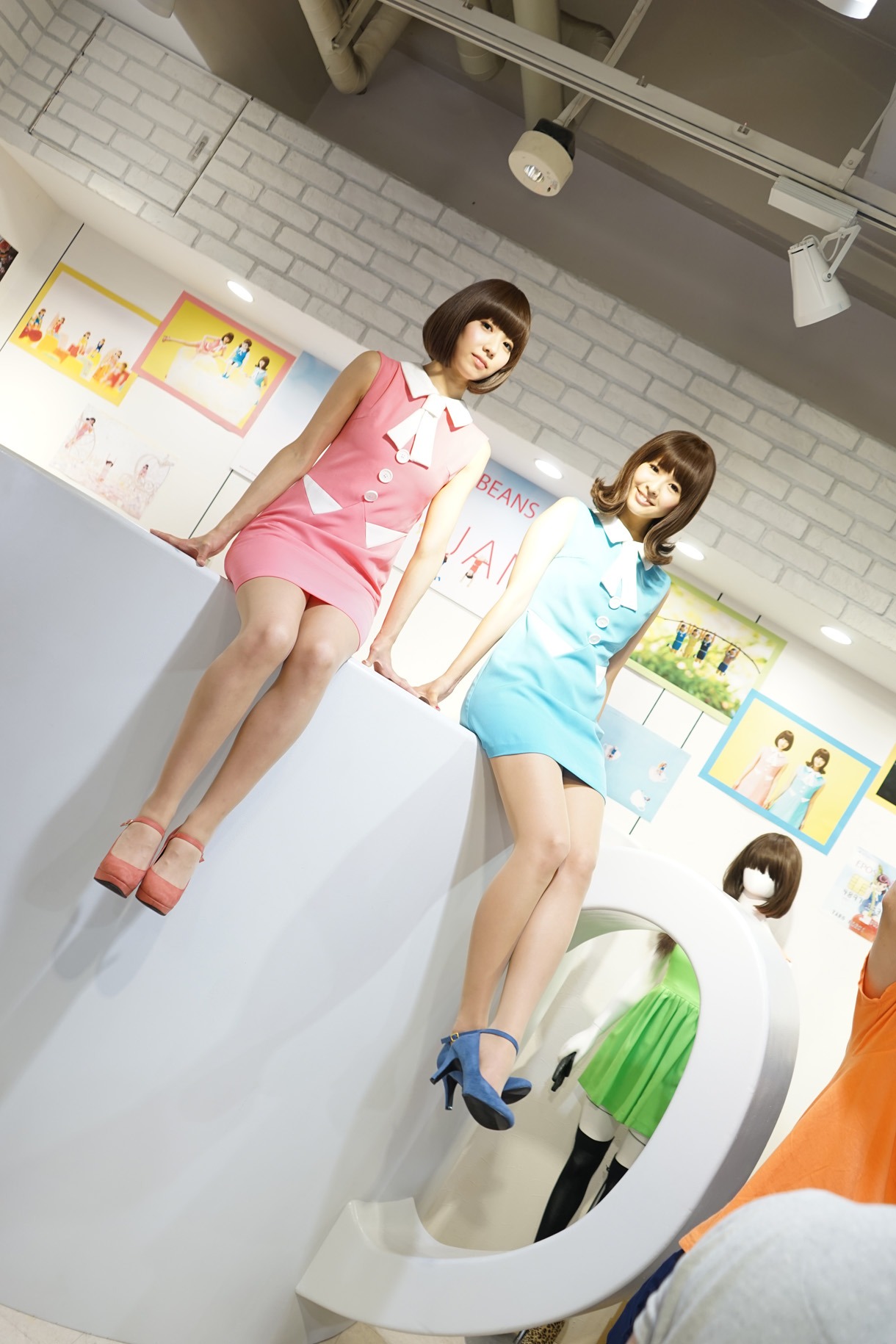 「バニラビーンズ×コップのフチ子」コラボショップに来店したバニラビーンズ。