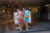 トイレットペーパーを配るバニラビーンズ。